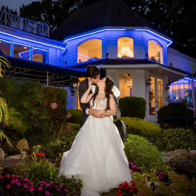 couple kiss